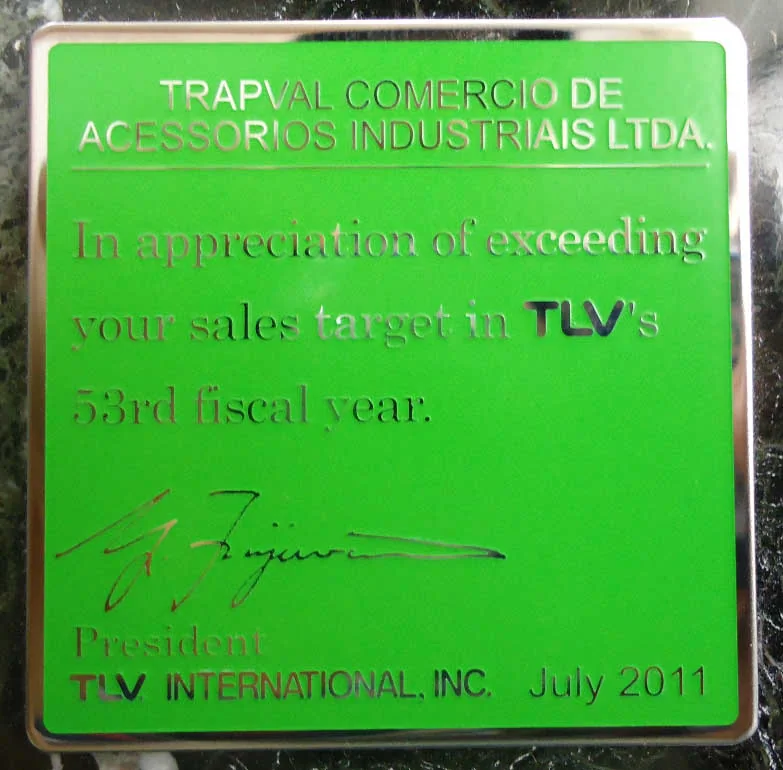 Placa da TLV International em reconhecimento à Trapval por superar as metas de vendas